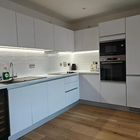 New Deluxe Centre 3 Bed *