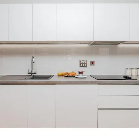 New Deluxe Centre 3 Bed Apartment *