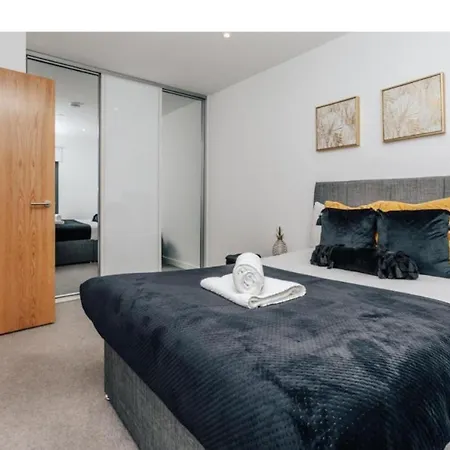 New Deluxe Centre 3 Bed Apartment *