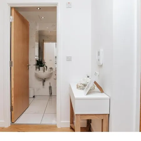 New Deluxe Centre 3 Bed Apartment